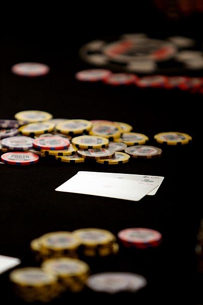 pokeri uhkapelaaminen