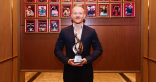 Jason Koon, Triton-legenda ja PokerStars-lähettiläs, valittiin Poker Hall of Fameen elokuussa 2026. Valinta oli odotettu, mutta ihmetystä herätti, että nykyjäsenet valitsivat vain hänet