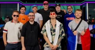 Tässä tiivis versio suomeksi (235 merkkiä välilyönteineen): --- WSOP Main Event 2026 -finaalipöydässä on yhdeksän pelaajaa. 22-vuotias ammattilainen Lucas Jumalon johtaa selvästi. Voitostaan tulisi ensimmäinen 2000-luvulla syntynyt mestari. Tässä tilanne, palkinnot ja finalistien taustat.